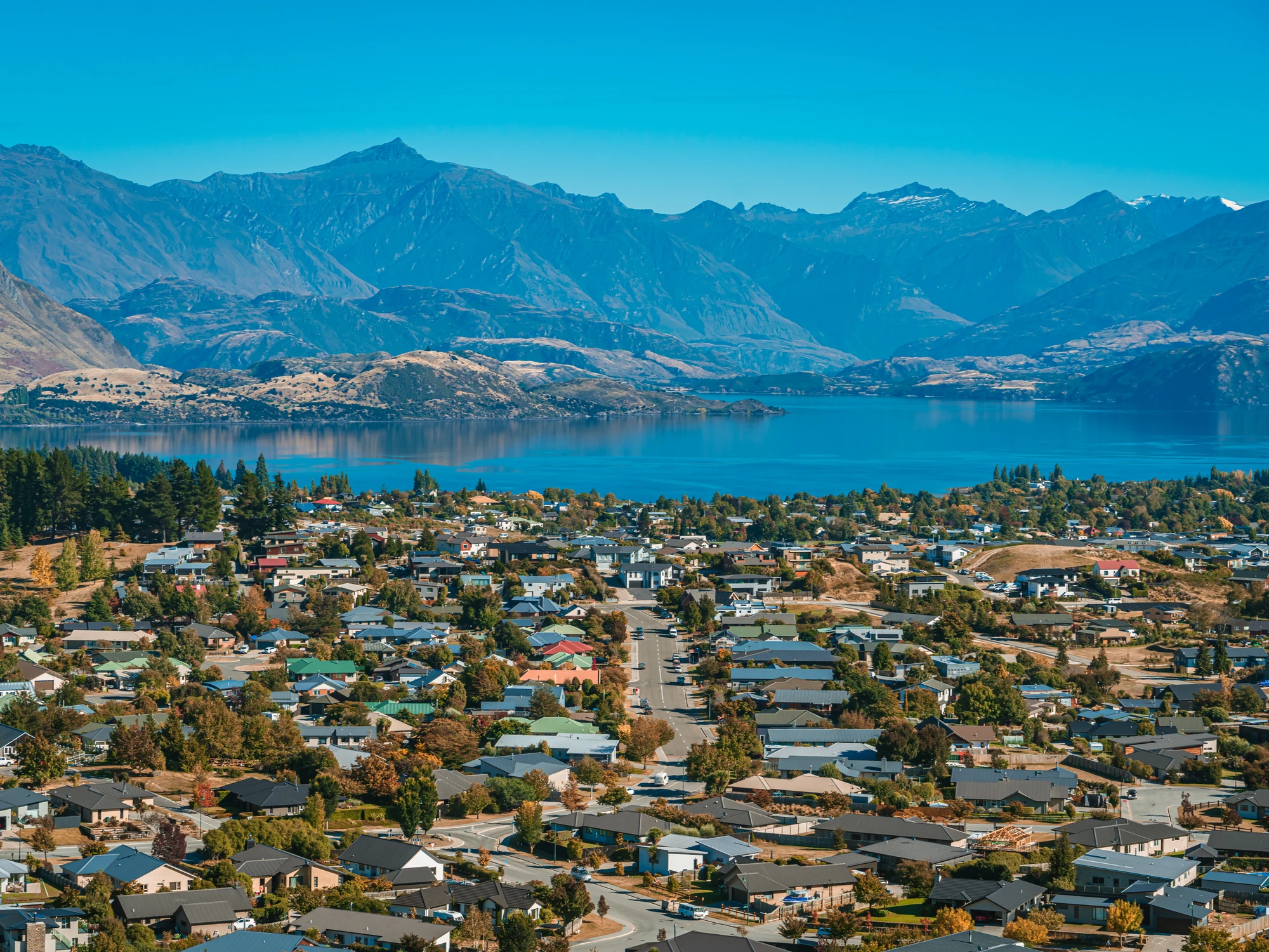 Wānaka town, lake and mountains