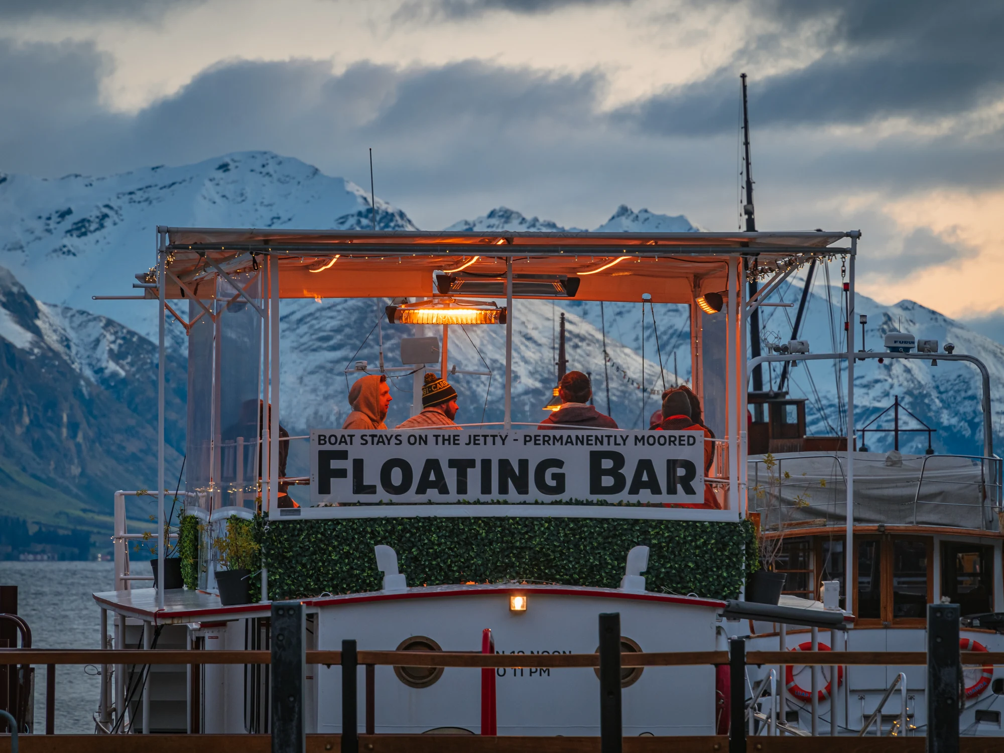 皇后镇湖上的 Perky Floating Bar
