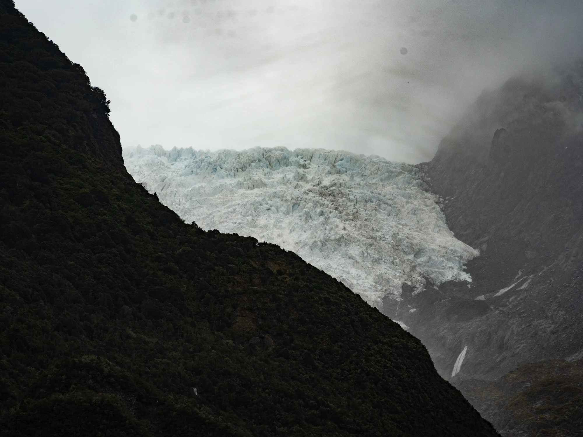 西海岸云雾中的冰川山景